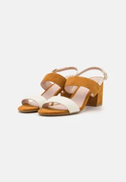 Pier One Leather- Sandalen - White/Cognac -Pier One Winkel 1342743762264bc58174535dd46482c5 scaled
