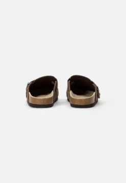 Pier One Leather Unisex - Pantoffels - Brown 8 Pier One Leather Unisex - Pantoffels - Brown -Pier One Winkel 18a09b6c3e71439784e427988b058842 scaled