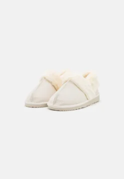 Pier One Pantoffels - White 8 Pier One Pantoffels - White -Pier One Winkel 3d24649a22144e62b50d5c178dda582a scaled