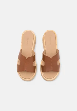 Pier One Leather - Clogs - Cognac 11 Pier One Leather - Clogs - Cognac -Pier One Winkel a77eaa9361344ea1bb17475ba6b12470 scaled