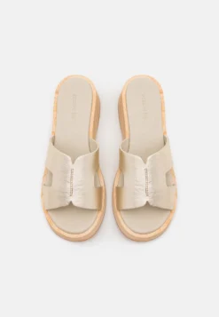 Pier One Leather - Clogs - Gold -Pier One Winkel e006cf8265204564bac3d48b81a35547 scaled